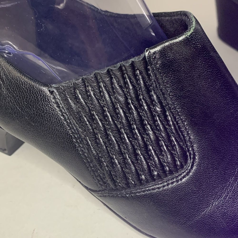 Clarks Artisan Women's Black Leather Smocked Slip-On Shootie Shoe Size 12M - Picture 4 of 14